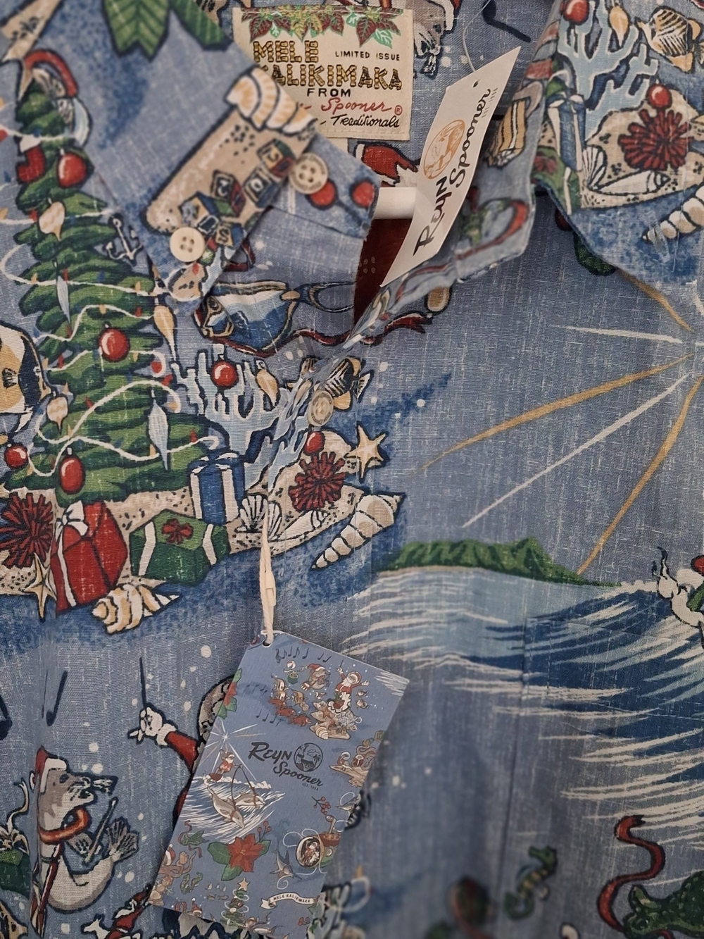 Reyn Spooner Men's "HAWAIIAN CHRISTMAS" 2024 MELE KALIKIMAKA TF Blue Shirt - Picture 7 of 7